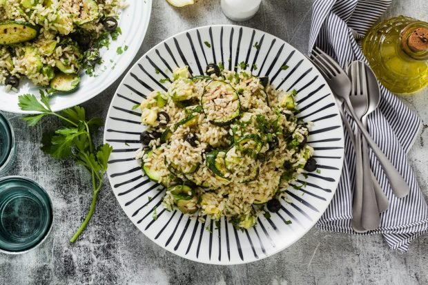 Salad with zucchini and rice