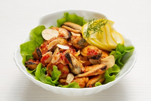 Salad with mussels and peanuts