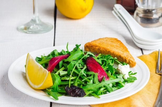 Salad of arugula, beetroot, feta and prunes – a simple and delicious recipe, how to cook step by step