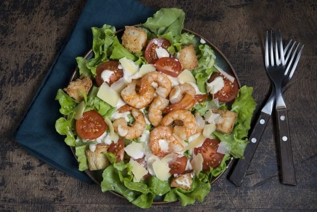 Caesar salad with shrimp and cherry is a simple and delicious recipe, how to cook step by step