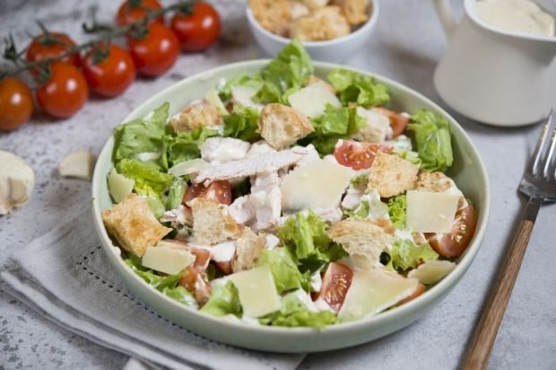 Meat salad with turkey, parmesan and crackers – a simple and delicious recipe, how to cook step by step