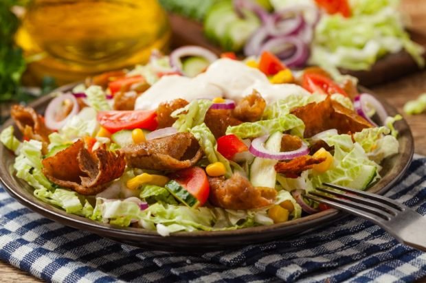 Meat salad with lamb, vegetables and Greek yogurt is a simple and delicious recipe, how to cook step by step