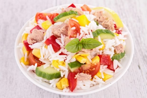 Salad with rice, vegetables and tuna is a simple and delicious recipe, how to cook step by step