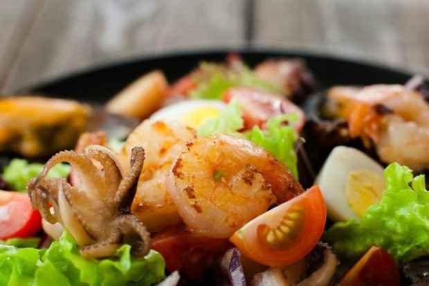 Salad with fried sea cocktail