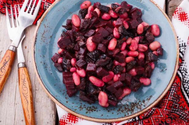 Beetroot, bean and prune salad