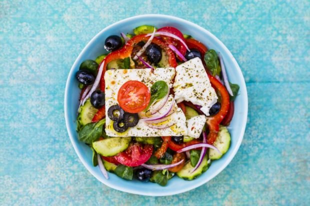 Greek salad with spinach and garlic