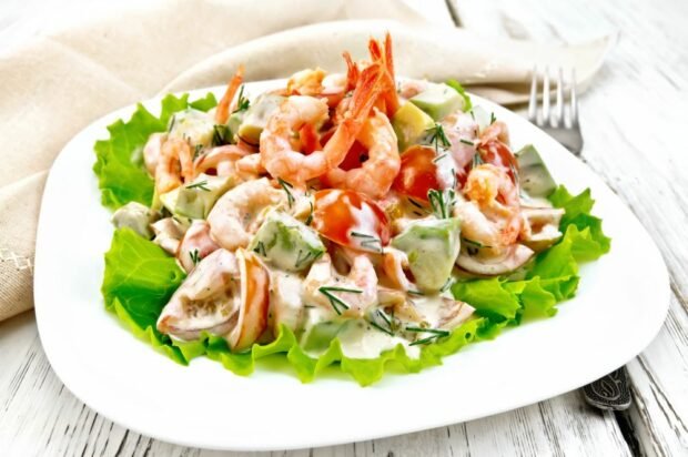 Vegetable salad with shrimp, avocado and sour cream