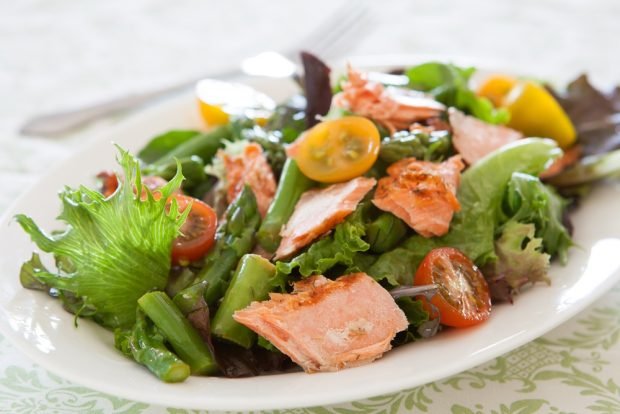 Salad with grilled salmon and string beans