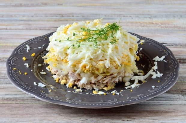 Puff salad with squid, tuna, eggs and cheese