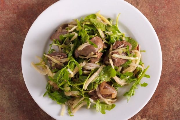 Salad of chicken liver, kohlrabi and arugula 