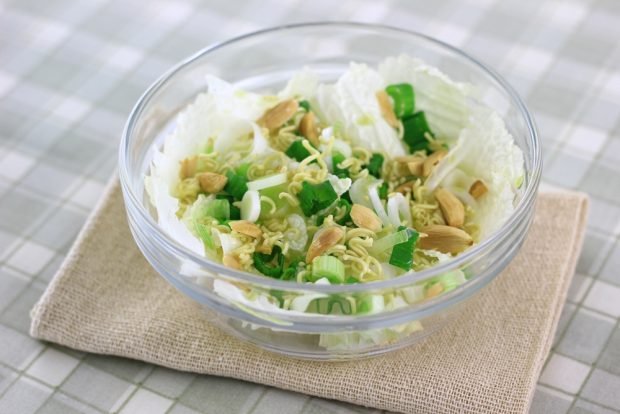 Salad with Peking cabbage and instant noodles