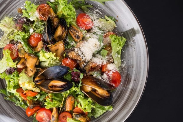 Salad with mussels and parmesan – a simple and delicious recipe, how to cook step by step