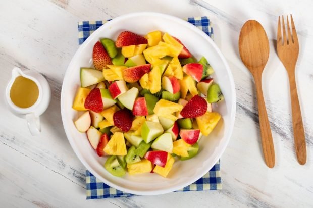 Fruit salad of pineapples, strawberries, kiwi and apples is a simple and delicious recipe, how to cook step by step