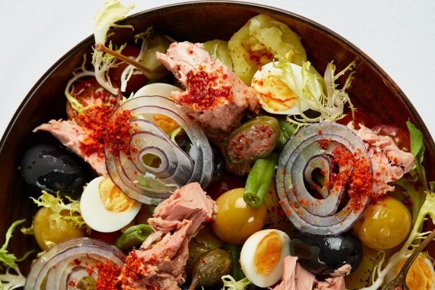 Salad with canned fish and quail eggs – a simple and delicious recipe, how to cook step by step