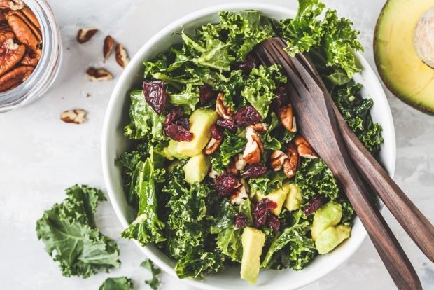 Green salad with avocado and dried cranberries – a simple and delicious recipe, how to cook step by step