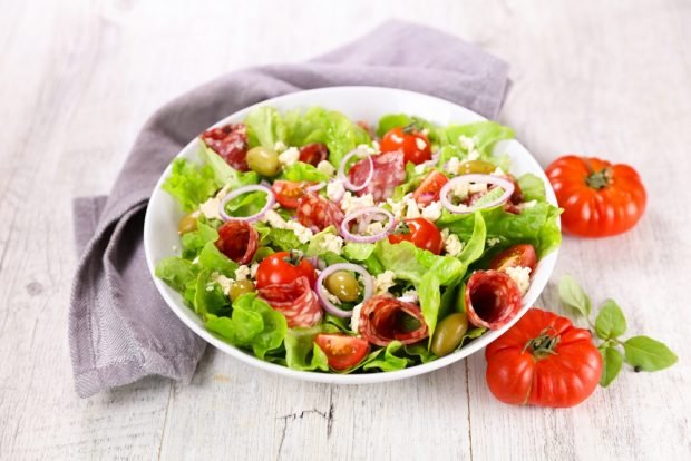 Salad with lettuce and smoked sausage is a simple and delicious recipe, how to cook step by step