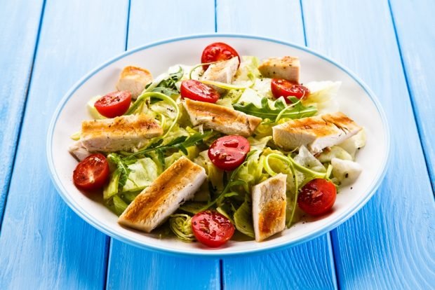 Caesar salad without crackers is a simple and delicious recipe, how to cook step by step