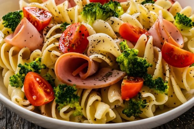 Salad with pasta, ham and broccoli – a simple and delicious recipe, how to cook step by step