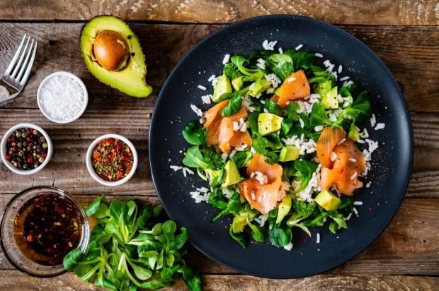 Salad with red fish, avocado and rice – a simple and delicious recipe, how to cook step by step