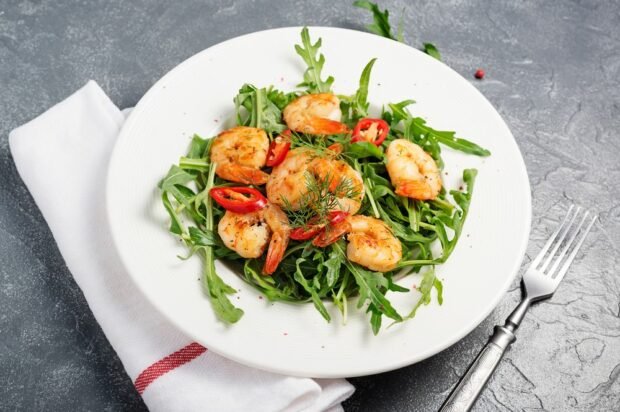 Warm salad with fried shrimp, arugula and hot pepper – a simple and delicious recipe, how to cook step by step