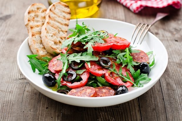 Mediterranean salad with smoked sausage – a simple and delicious recipe, how to cook step by step