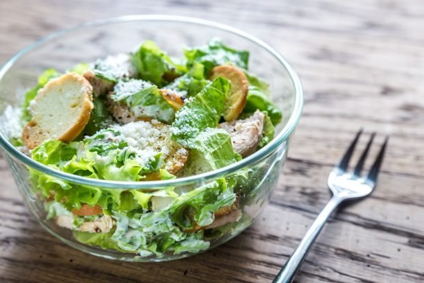 Homemade Caesar with smoked chicken – a simple and delicious recipe, how to cook step by step