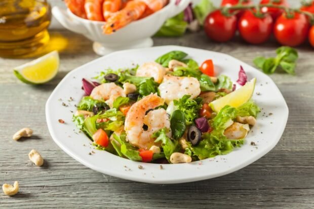 Shrimp, cherry tomatoes and cashew salad is a simple and delicious recipe, how to cook step by step