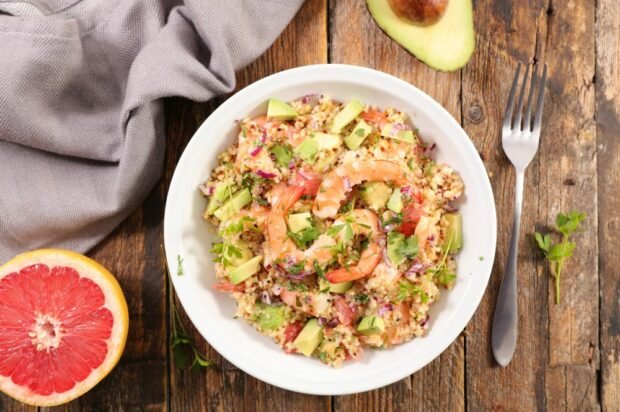 Salad with shrimp, quinoa and grapefruit