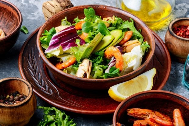 Salad with shrimp, mussels and avocado