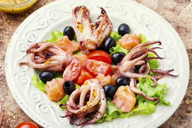 Salad with seafood and olives