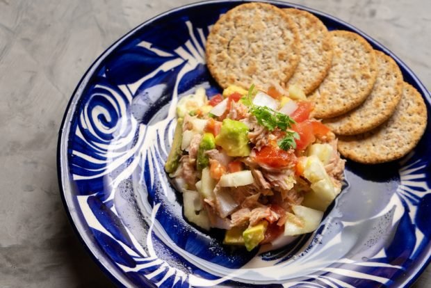 Salad with tuna, avocado and apple 