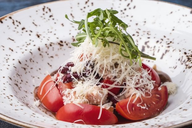 Salad with tomatoes, smoked chicken and red beans