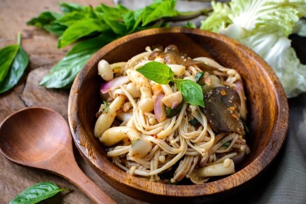 Spicy salad with mushrooms and noodles – a simple and delicious recipe, how to cook step by step