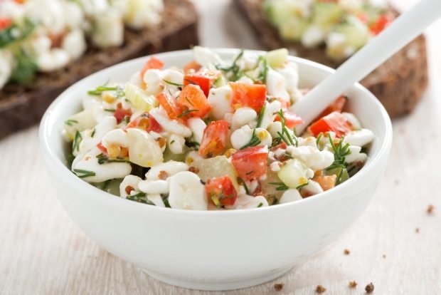 Salad with vegetables, grainy cottage cheese and yogurt – a simple and delicious recipe, how to cook step by step