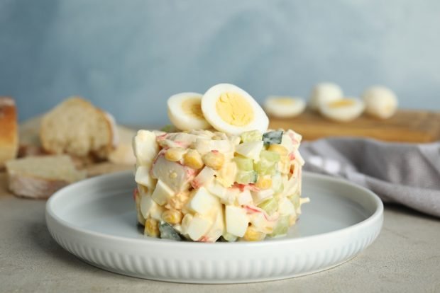 Crab salad with quail eggs 