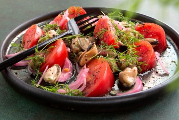 Salad with tomatoes and mussels