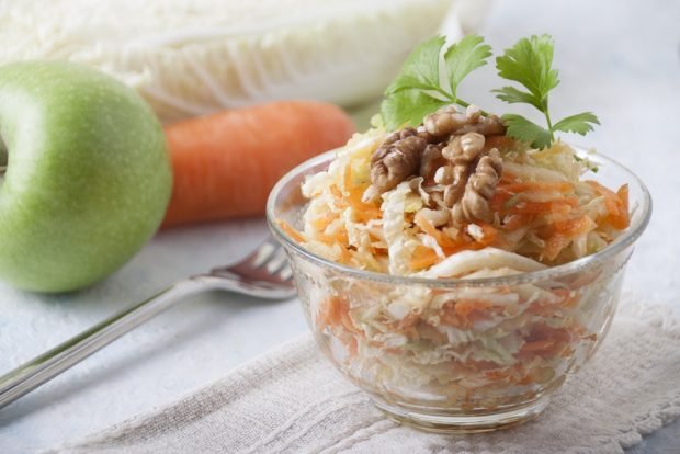 Peking cabbage salad with apple and carrot