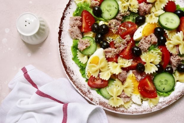 Salad with pasta, vegetables and fish