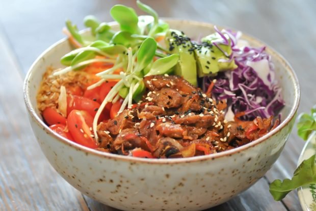 Salad bowl with beef and vegetables