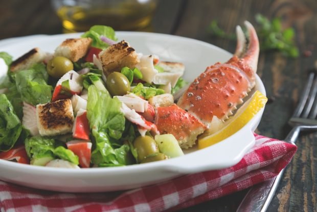 Salad with crab meat and crackers 