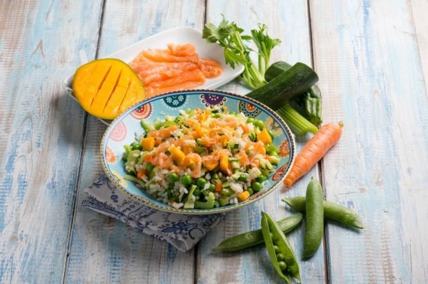 Salad with red fish, rice, celery and mango 