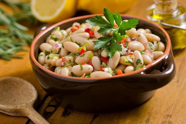 Spicy salad with boiled beans