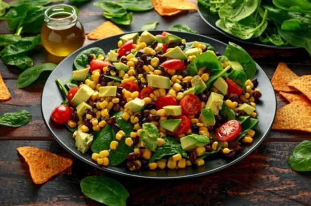 Mexican salad with red beans, avocado and spinach