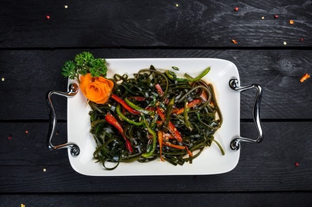 Spicy seaweed salad with two types of pepper