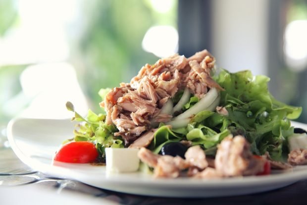 Italian salad with tuna and mozzarella