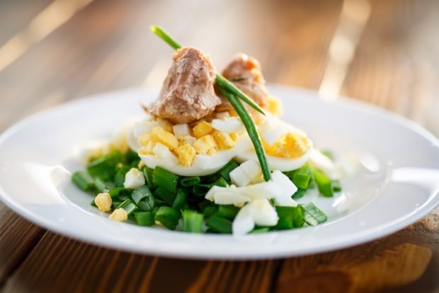 Salad with cod liver and green onions