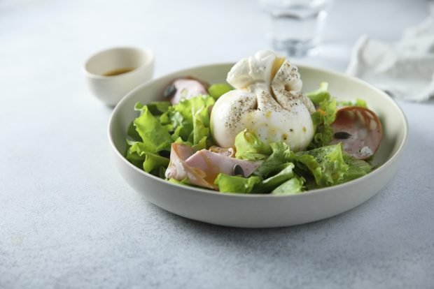 Salad with ham and buratta is a simple and delicious recipe, how to cook step by step