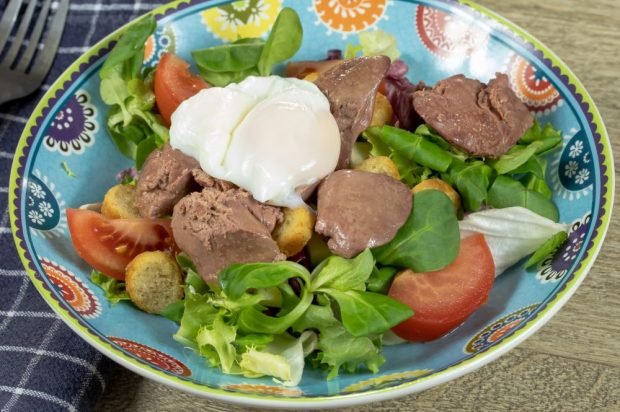 Chicken liver salad with tomatoes, crackers and poached egg – a simple and delicious recipe, how to cook step by step