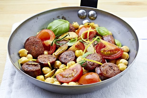 Salad with chickpeas and smoked sausage – a simple and delicious recipe, how to cook step by step