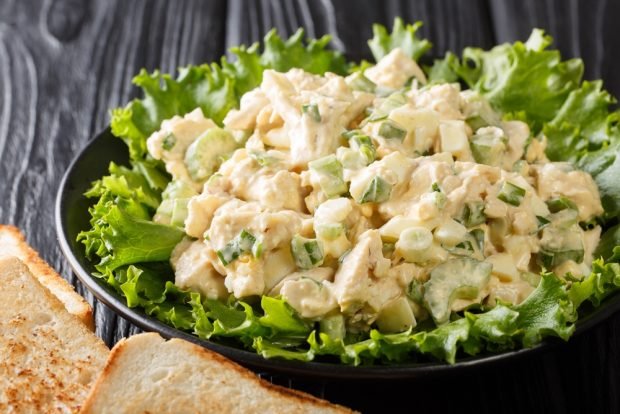 Salad with smoked chicken, celery and eggs